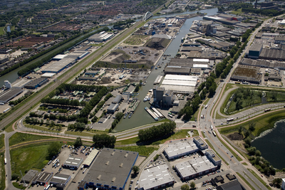 801412 Luchtfoto van de bedrijven langs het Uraniumkanaal te Utrecht met rechts op de voorgrond de kruising Atoomweg en ...